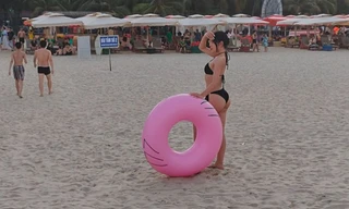 Tối xem pháo hoa, ngày thỏa thích tắm ở bãi biển 'đẹp nhất hành tinh' 