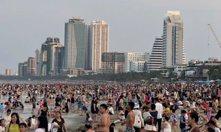 Đông nghịt người tắm biển Đà Nẵng 