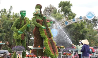 Gấp rút dựng tiểu cảnh 'check-in' tại Festival hoa Đà Lạt