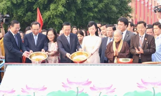 Chủ tịch nước và phu nhân dâng hương, thả cá chép ở Bến Nhà Rồng