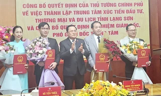 Ban lãnh đạo Trung tâm Xúc tiến đầu tư Thương mại và Du lịch tỉnh Lạng Sơn nhận Quyết định bổ nhiệm. Ảnh: Duy Chiến 