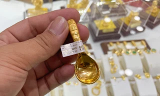 Chi tiền mua thìa vàng tặng con lấy may 