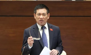 'Tháp tùng Thủ tướng đi kiểm tra, về đến sân bay 4 Bộ trưởng được 4 gói mỳ tôm'