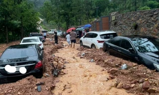Hà Nội: Lũ quét bất ngờ, nhiều ô tô mắc kẹt ở khu vực Sóc Sơn