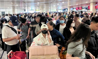 Đông nghịt người đổ về sân bay Tân Sơn Nhất chiều 23 Tết
