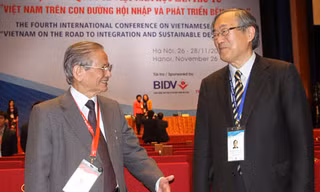 "Việt Nam tồn tại giữa búa và đe"