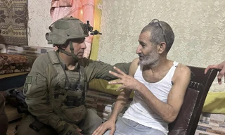 Con tin Qaid Farhan Alkadi (phải) nói chuyện với một sĩ quan quân đội Israel sau khi được giải cứu ngày 27/8. Ảnh: AP.