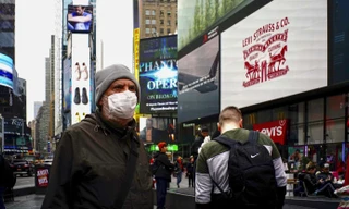 Một người đeo khẩu trang trên Quảng trường Thời đại ở New York, Mỹ ngày 3/3. Ảnh: Getty.