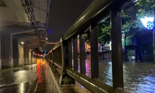 Đoạn đường Nguyễn Trãi bên cạnh hầm chui Thanh Xuân mênh mông nước tối 7/9. Ảnh: Thái An.