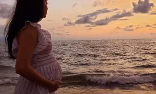 Nima Bhakta tận hưởng bãi biển ở Puerto Vallarta, Mexico, mừng sinh nhật lần thứ 60 của cha cô cùng đại gia đình vào ngày 16/8/2019. Ảnh: Deven Bhakta.