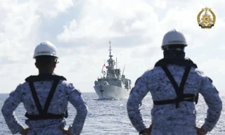 Lính thủy Philippines đang nhìn tàu của Canada trong hoạt động hợp tác hàng hải đa phương diễn ra ngày 7/8 trên Biển Đông. Ảnh: BQP Philippines.