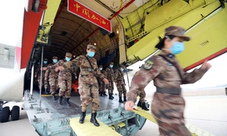 Các nữ y tá, bác sĩ quân y rời máy bay khi tới sân bay ở Vũ Hán. Ảnh: China Daily.