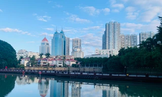 Cao ốc soi bóng mặt Hồ Tây, thành phố Phúc Châu, tỉnh Phúc Kiến, Trung Quốc. Ảnh: Linh Nhi.