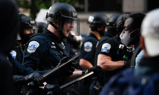 Cảnh sát phản ứng với người biểu tình gần Nhà Trắng hôm 31/5 (giờ Mỹ). Ảnh: Getty Images.