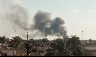 Sân bay quốc tế Baghdad bốc khói sau vụ không kích. Ảnh: CGTN.