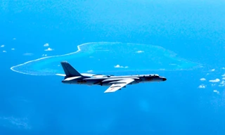 Trung Quốc điều máy bay ném bom H-6K ra tuần tra trên biển Đông. Ảnh: Xinhua.