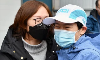 Nhân viên y tế (phải) ngày 9/2 chuẩn bị rời tỉnh Sơn Đông tới tỉnh Hồ Bắc để chống dịch coronavirus mới. Ảnh: Xinhua.