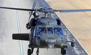 Chương trình Hệ thống tự động hóa lao động trong buồng lái của DARPA đã hoàn thành chuyến bay đầu tiên mà không có phi công trên máy bay trực thăng UH-60A Black Hawk. Ảnh: DARPA.
