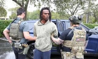 Ngày 22/1/2025, cảnh sát, nhân viên Cơ quan Thực thi Di trú và Hải quan Mỹ bắt giữ Franz Cadet (giữa), một công dân Haiti 43 tuổi. Cadet đã bị kết án về nhiều tội liên quan đến ma túy. Ảnh: ICE.