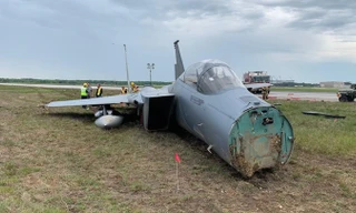 Chiếc máy bay tiêm kích F-15C sau khi hạ cánh khẩn cấp vì trục trặc kỹ thuật. Nguồn: Sputnik.