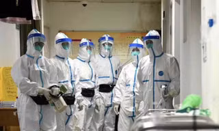 Các nhân viên y tế ở bệnh viện Vũ Hán mặc đồ bảo hộ kín mít sau khi 15 đồng nghiệp nhiễm coronavirus mới. Ảnh: China Daily.