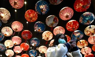 Một người dân Đài Loan đeo khẩu trang phòng nhiễm coronavirus mới. Ảnh: Getty.