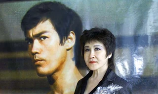 Đinh Phối bên ảnh Lý Tiểu Long. Ảnh: Getty Images.