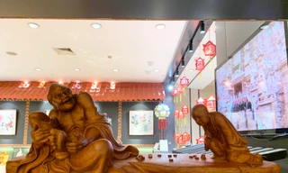 Tác phẩm "Thú vui đánh cờ công tử" của nghệ nhân Tôn Văn Dũng. Ảnh: Linh Nhi.