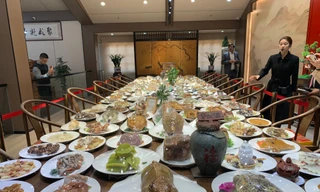 Bàn tiệc hơn 100 món làm từ đá quý thiên nhiên. Ảnh: Linh Nhi.