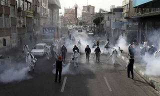 Khử khuẩn phòng chống Covid-19 ở thủ đô Tehran của Iran ngày 13/3. Ảnh: AP.