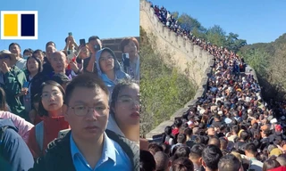 Những chỗ tập trung đông người không đeo khẩu trang dễ làm lây lan COVID-19. Ảnh: SCMP.