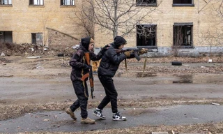 Dân thường tham gia khóa huấn luyện quân sự do Đơn vị Phòng thủ Lãnh thổ Cơ đốc tổ chức ngày 19/2 tại thủ đô Kiev của Ukraine. Ảnh: Getty Images.