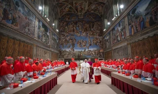 Giáo hoàng Francis rời Nhà nguyện Sistine sau khi được bầu làm giáo hoàng và ngay trước khi xuất hiện lần đầu tiên trên ban công trung tâm của Vương cung thánh đường Thánh Peter vào ngày 13/3/2013 tại Vatican. Ảnh: L'Osservatore Romano.