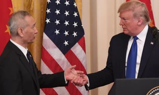 Tổng thống Mỹ Donald Trump và Phó thủ tướng Trung Quốc Lưu Hạc bắt tay trong buổi họp báo ngày 15/1 tại Washington. Ảnh: Getty.