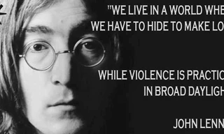 Ca sĩ-nhạc sĩ lừng danh John Lennon của ban nhạc rock The Beatles (Anh) từng xuất hiện trong hồ sơ theo dõi của FBI. Ảnh: Quotesgram.