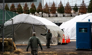 Công nhân và quân nhân Mỹ xây dựng một nhà xác tạm thời bên ngoài Bệnh viện Bellevue ngày 25/3 ở thành phố New York. Ảnh: Getty.