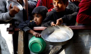 Người Palestine chờ nhận thức ăn do một bếp từ thiện nấu trong bối cảnh thiếu nguồn cung cấp thực phẩm tại thành phố Rafah phía nam Dải Gaza ngày 16/1/2024. Ảnh: Reuters.