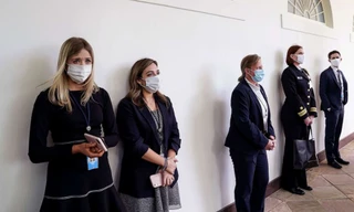 Nhân viên Nhà Trắng và nhân viên mật vụ Mỹ đứng dọc dãy tường West Wing trước khi Tổng thống Donald Trump tổ chức họp báo về COVID-19 tại vườn Hồng (khu vườn giáp phòng Bầu dục) ngày 11/5. Ảnh: ABC News.