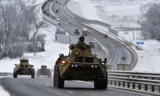 Đoàn xe bọc thép của Nga di chuyển dọc theo đường cao tốc ở Crimea hồi đầu tháng này. Ảnh: AP. 