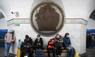 Người dân Ukraine trú ẩn trong ga tàu điện ngầm Vokzalna ở thủ đô Kiev ngày 24/2. Ảnh: Getty Images. 