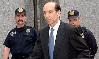 Samuel Waksal, CEO của ImClone, bị kết án hơn 7 năm tù, bị phạt 4,3 triệu USD. Ảnh: Getty Images.