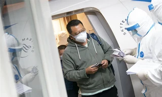 Một cư dân tỉnh Hồ Bắc về đến sân bay quốc tế Thiên Hà ở thành phố Vũ Hán ngày 31/1 (Trung Quốc đưa các chuyến bay thuê bao ra nước ngoài đưa cư dân Hồ Bắc về nước). Ảnh: Xinhua.