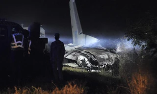 Xác chiếc máy bay Antonov An-26 xấu số. Ảnh: AP.