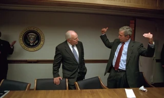 Tổng thống Mỹ George W. Bush nói chuyện với Phó tổng thống Dick Cheney trong hầm ngầm ngày 11/9/2001. Ảnh: Alamy.