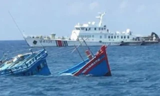 Tàu cá QNg 90617 TS của ngư dân Quảng Ngãi bị tàu hải cảnh Trung Quốc đâm chìm ở Hoàng Sa sáng 2/4. Ảnh: Ngư dân cung cấp 