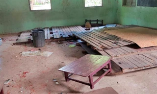 Bên trong ngôi trường bị ảnh hưởng bởi cuộc không kích của quân đội Myanmar. Ảnh: Reuters.