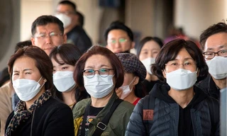 Hành khách đến Los Angeles, Mỹ hôm 29/2 đều đeo khẩu trang phòng coronavirus mới. Ảnh: Getty.