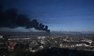 Khói đen bốc lên từ một sân bay quân sự ở thành phố Chuguyev của Ukraine ngày 24/2. Ảnh: Getty Images. 
