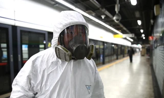 Người phụ trách khử trùng tại một ga tàu điện ngầm ở thủ đô Seoul của Hàn Quốc. Ảnh: Getty.