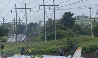 Xác chiếc máy bay xấu số của quân đội Myanmar. Ảnh: AAP.